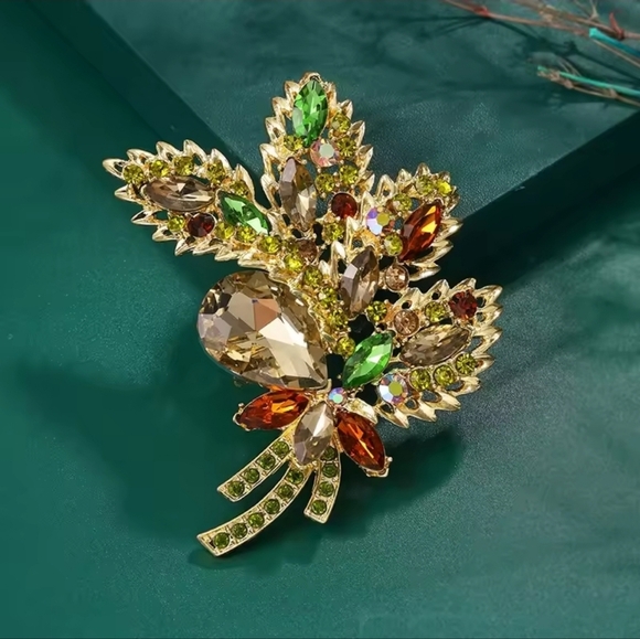 Anthropologie Jewelry - Large Sparkling Leaf Brooch – Gold Tone, Green & Brown Crystals